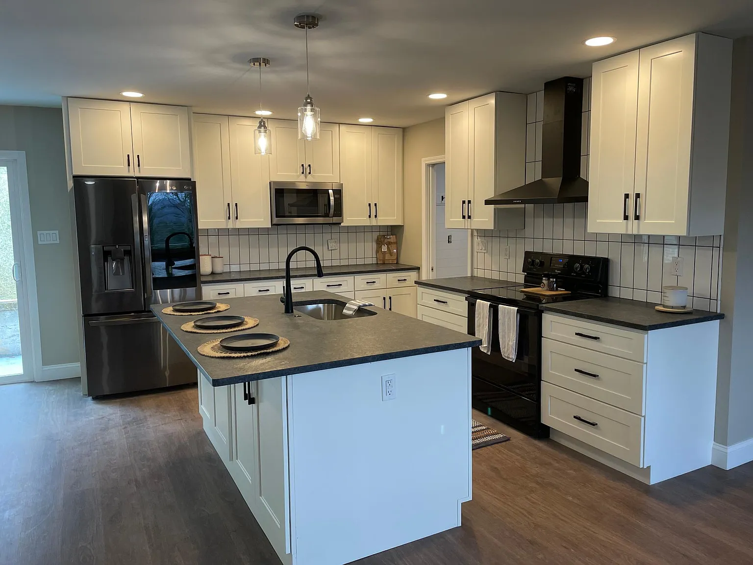 3 bed, 2.5 bath, 1600 sqft, $2,345 — Photo 3