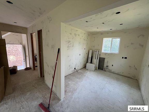 4th image of 154 Lakeview Dr