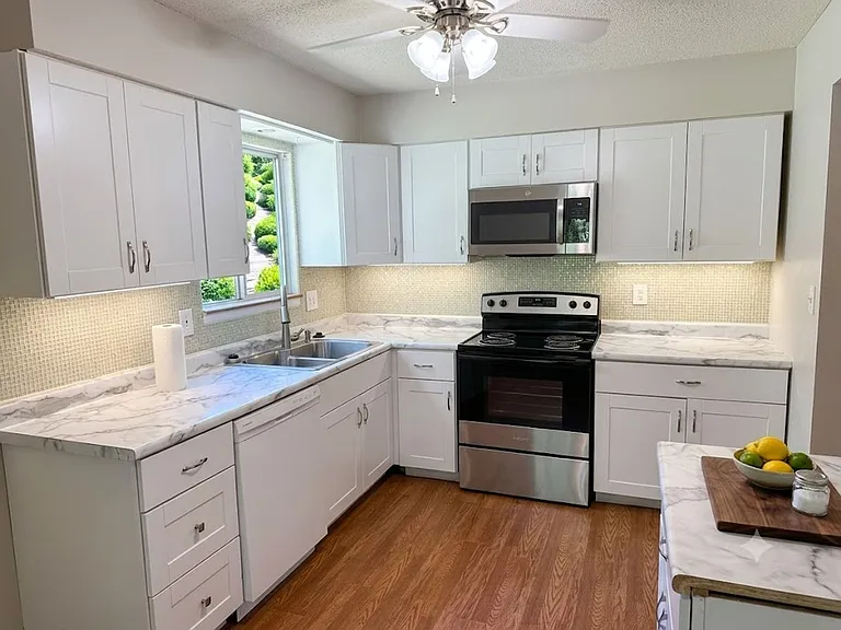 7031 NW Chapel Woods Ln — Photo 3