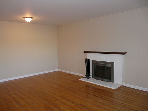 4th image of 3283 Woodcrest Dr