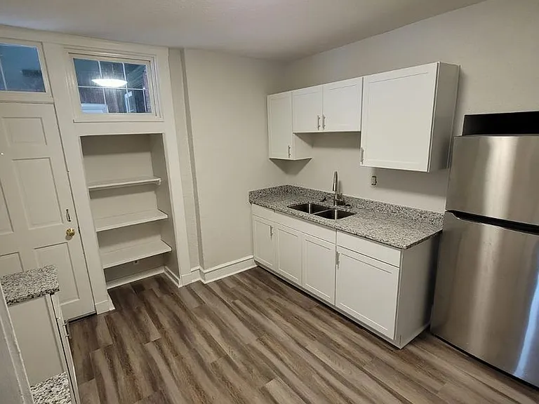 2400 Barton Ave — Photo 16