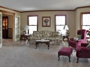 8N102 Cloverfield Dr, St Charles, IL 60175