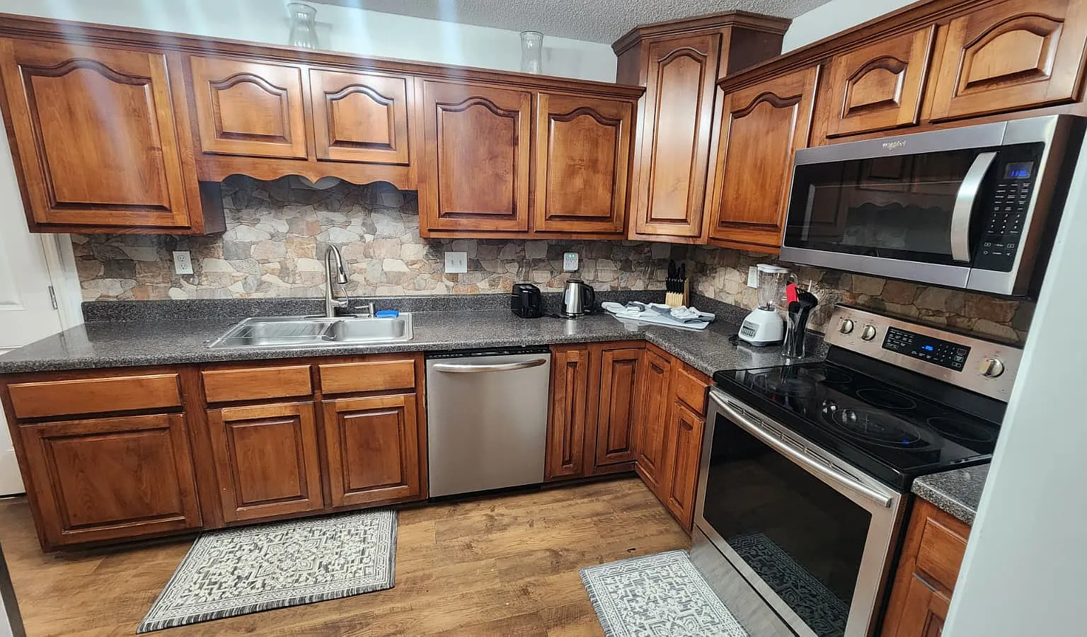 5 bed, 2347 sqft, $8,495 — Photo 2