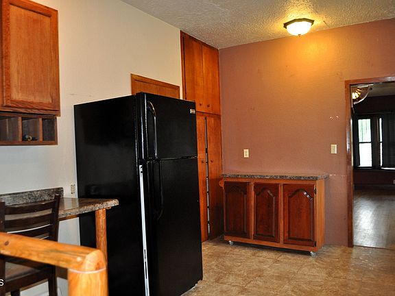 5th image of 301 Main St