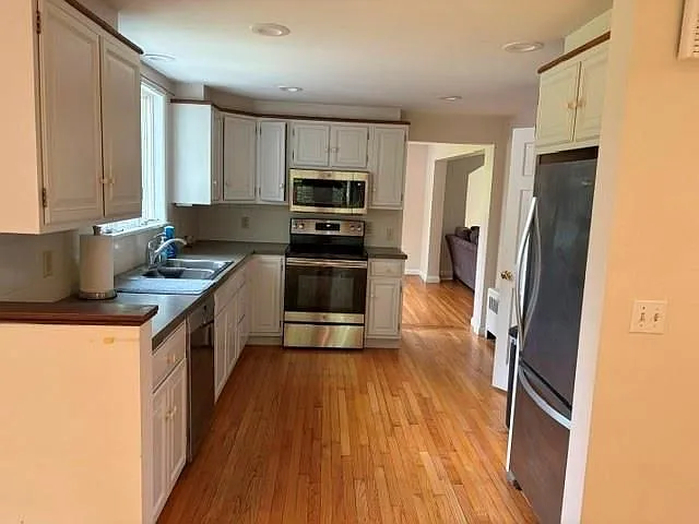 4 bed, 3.0 bath, 2310 sqft, $4,200 — Photo 3