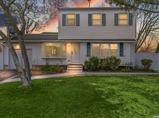14 Quaker Ln, Selden, NY 11784