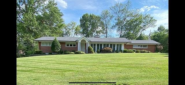 Large front yard (maintained by landlord)