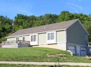 21520 235th St, Tonganoxie, KS 66086