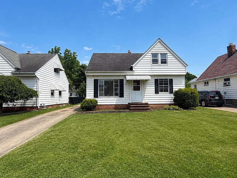 4909 Wood Ave — Photo 1