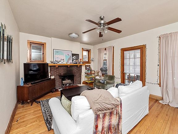 3rd image of 910 W Gunnison St #1