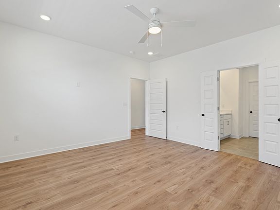 4th image of 3050 Portage Dr