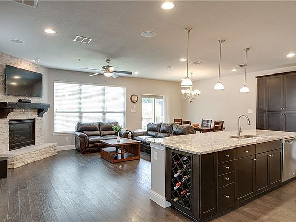4th image of 2553 Jackson Dr