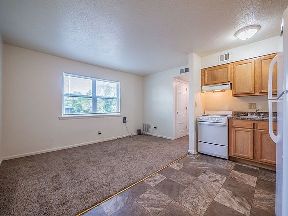 2nd image of 1121-1115 N College Dr #21