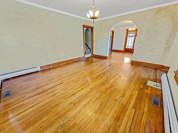 4th image of 301 N Washington St