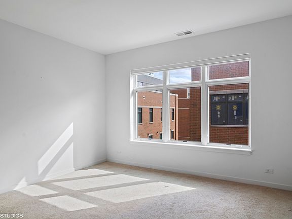 5th image of 1634 S Prairie Ave Unit 1