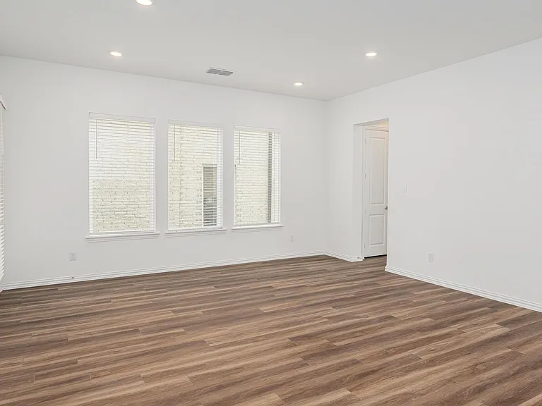 908 Utica Dr — Photo 16
