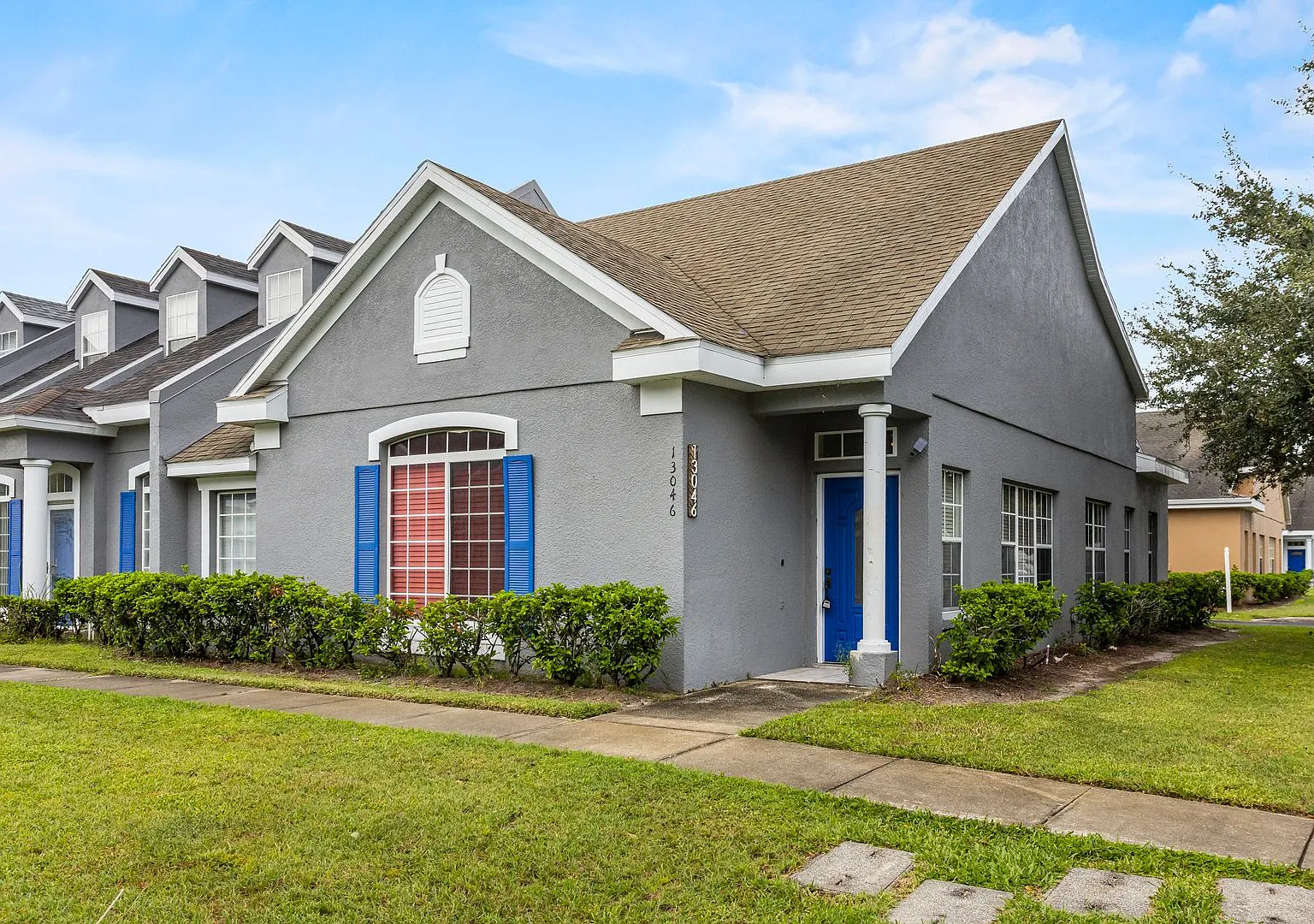 Designer 3/2 with 2 Car Garage in Desirable Location Island Walk — Photo 1