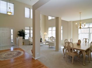 2365 Sarazen Dr, Vernon Hills, IL