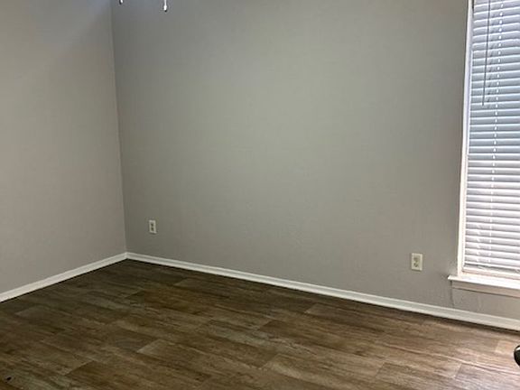 2nd image of 1002 Edmonds Ln #2B-1Ba-852Sqft