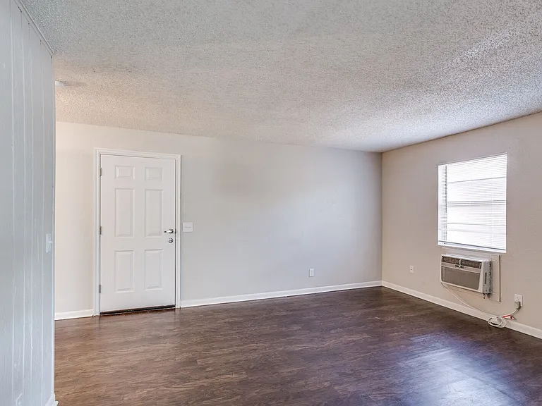 2400 Nottingham Way — Photo 2