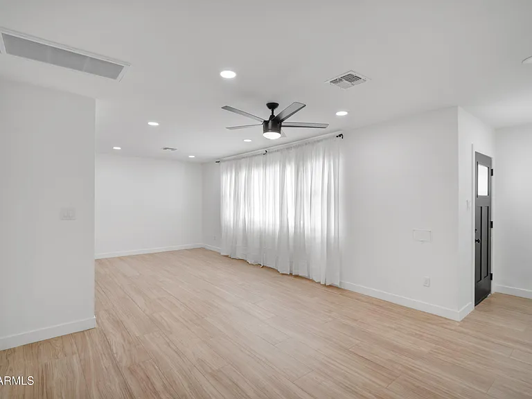 4028 E Edgemont Ave — Photo 16