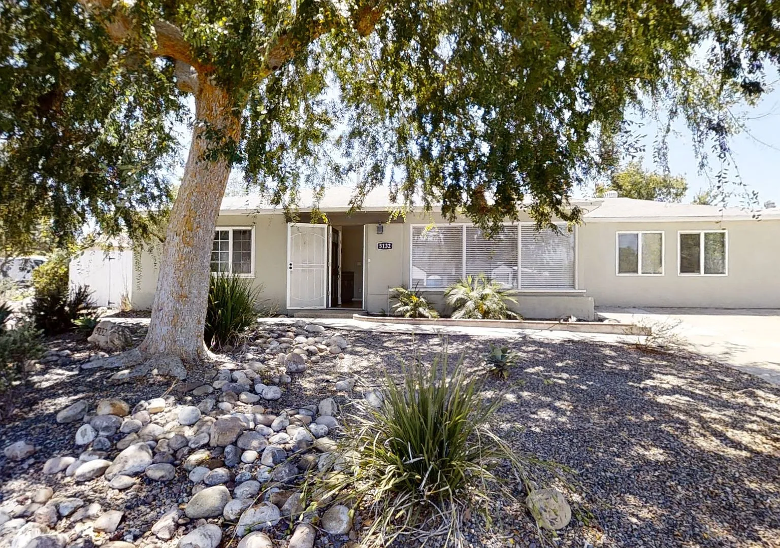 8BD/3BA, Corner of Ewing and Rincon — Photo 2