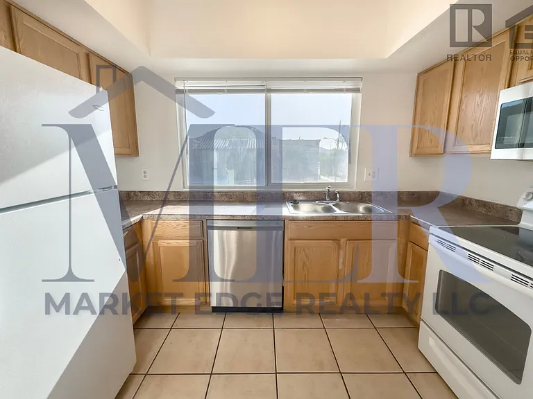 10802 N 16th Ave — Photo 10