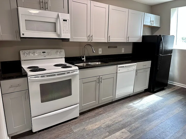 704 McMakin St — Photo 4