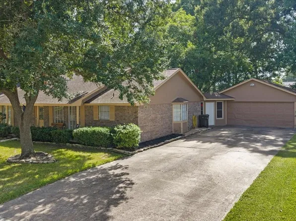 12615 Old River Dr, Mont Belvieu, TX 77523