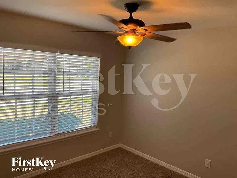 121 Alexandria Cir — Photo 12