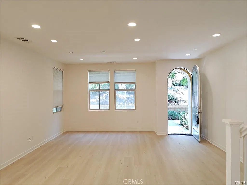 3 bed, 1537 sqft, $4,200 — Photo 2