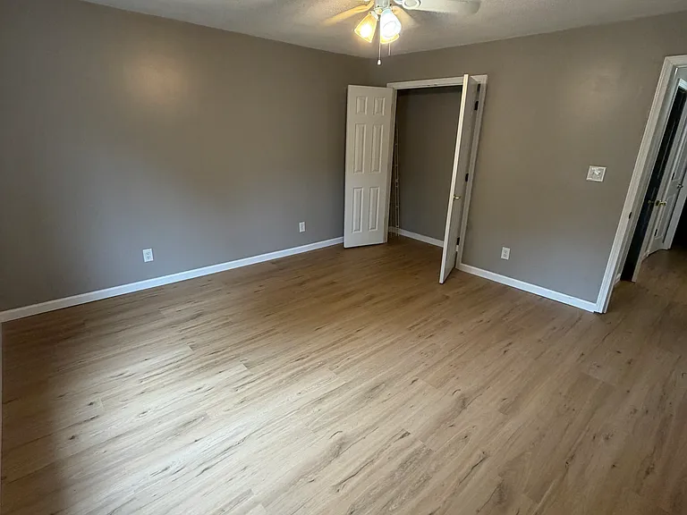 604 Strauss St — Photo 9