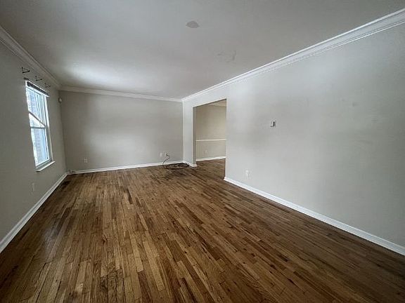 3rd image of 1110 Sussex Ln