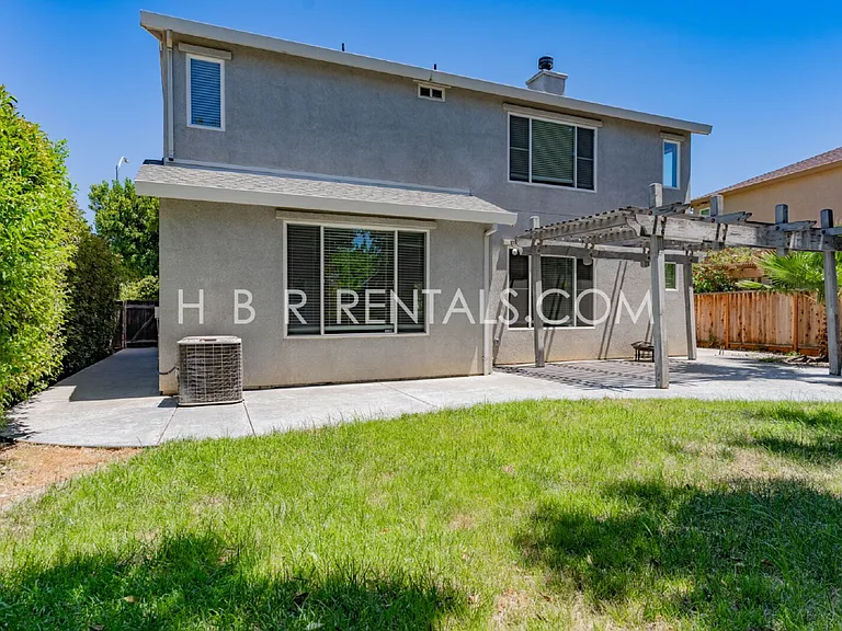 483 Summer Ln — Photo 32