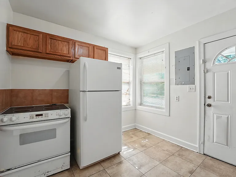 830 Nelson St — Photo 12
