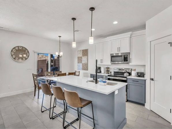1303 E Vista Roja Pl