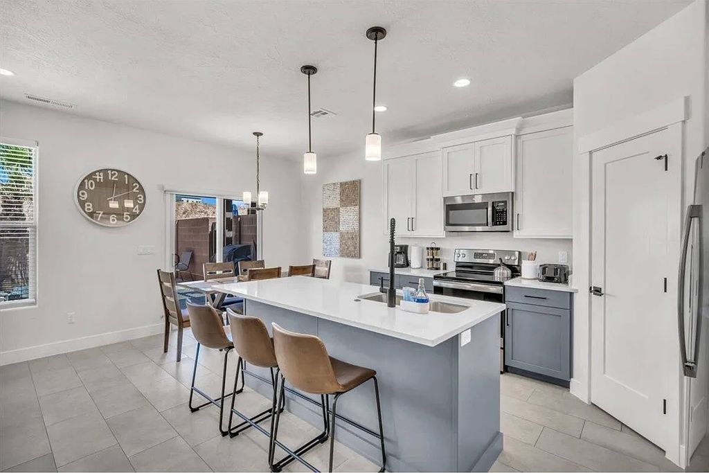 1303 E Vista Roja Pl - Property Image