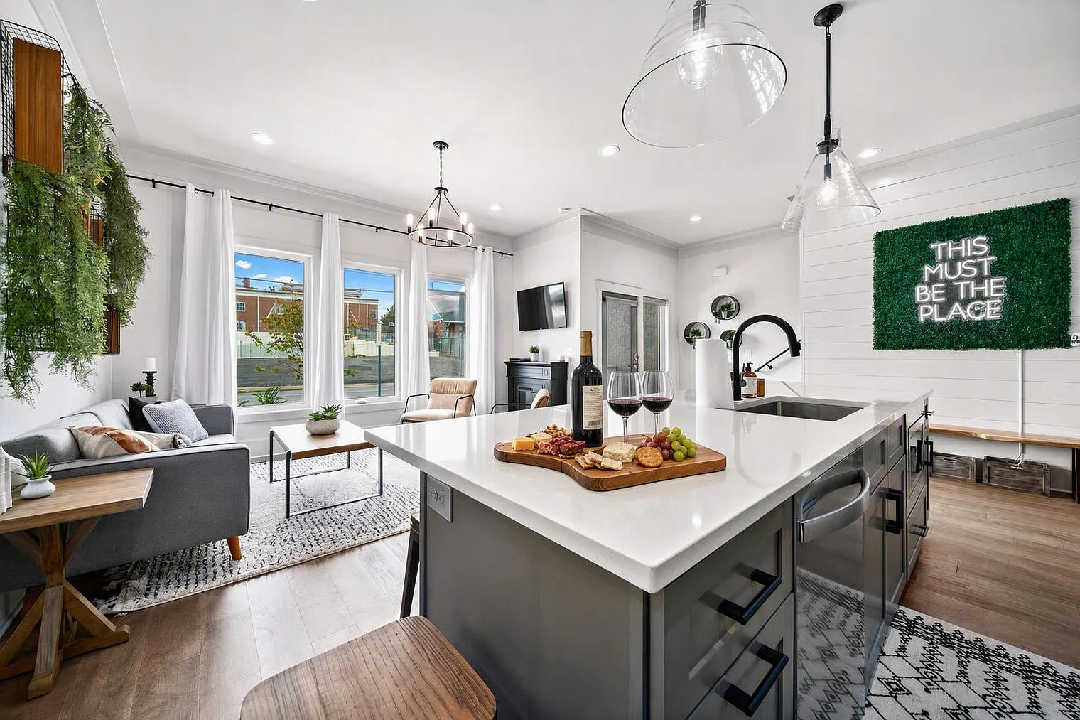 4 bed, 4.0 bath, 312 sqft, $4,603 — Photo 3