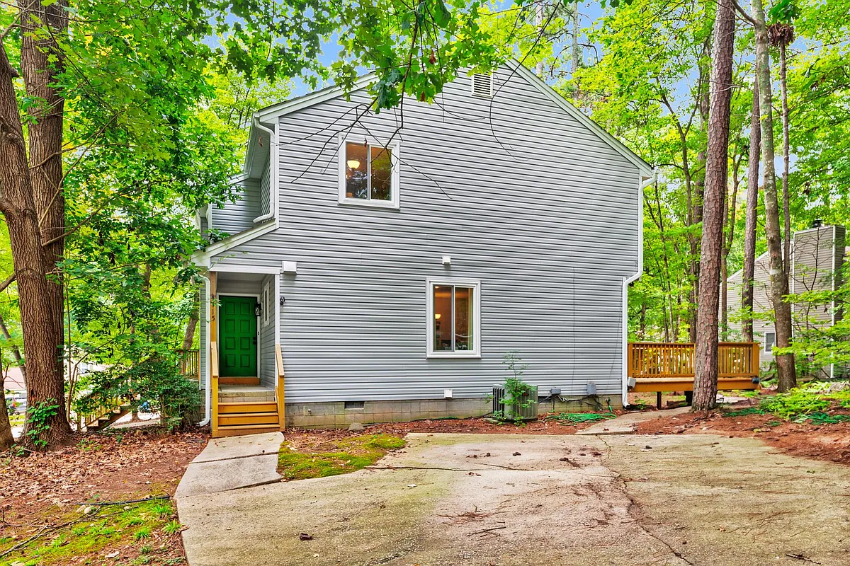 Large private driveway to park several cars - 4115 Arckelton Dr