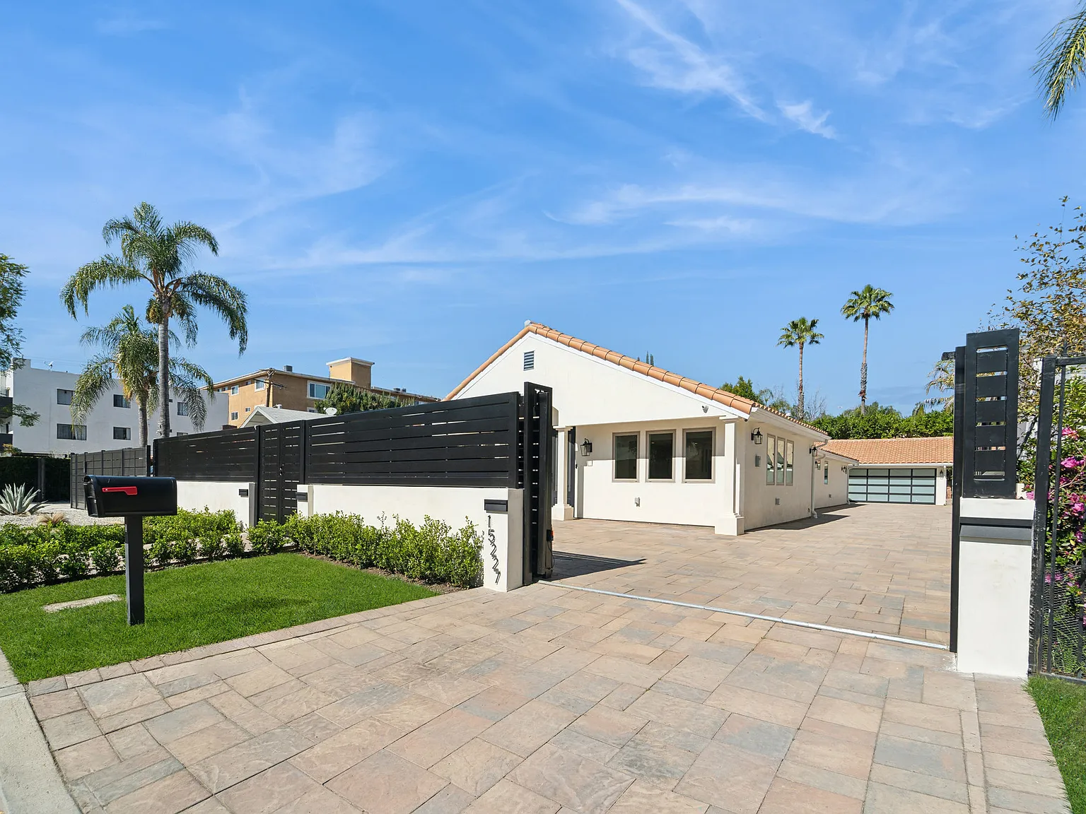 4 bed, 4.5 bath, 2320 sqft, $9,950 — Photo 3