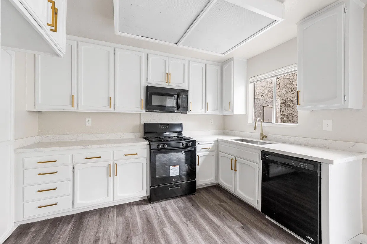 3 bed, 1287 sqft, $3,545 — Photo 2