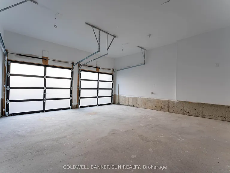 166 Prince Charles Cres — Photo 36