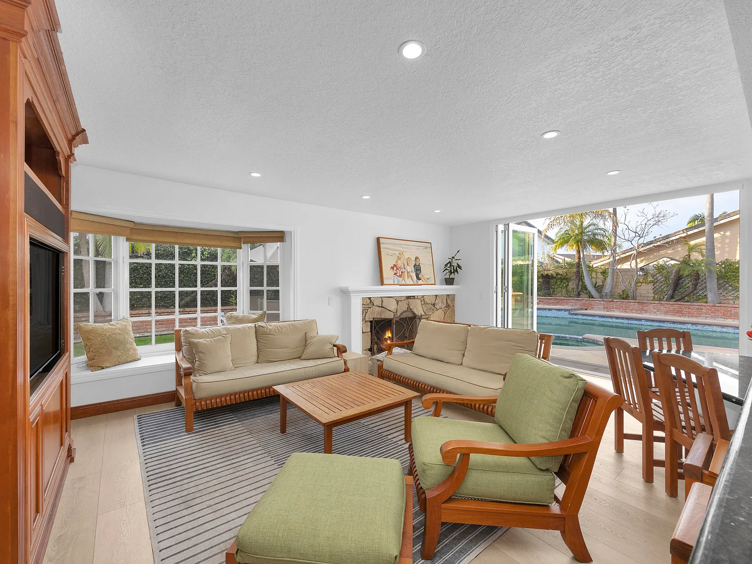 5 bed, 3.5 bath, 2798 sqft, $13,500 — Photo 2