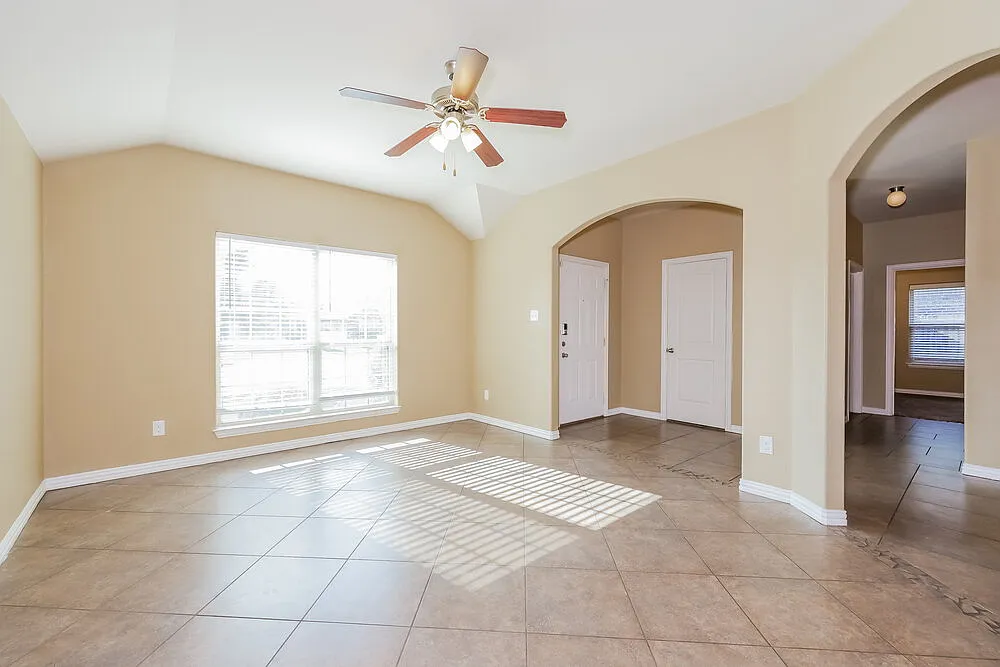 3 bed, 2.0 bath, 1400 sqft, $1,985 — Photo 4