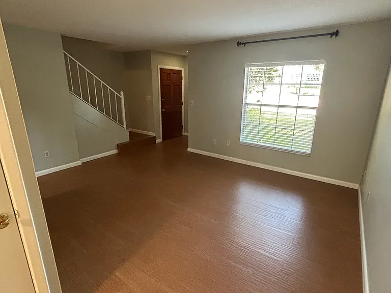 Livingroom 15'x12'