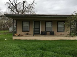 110 County Road 6610, Devine, TX 78016