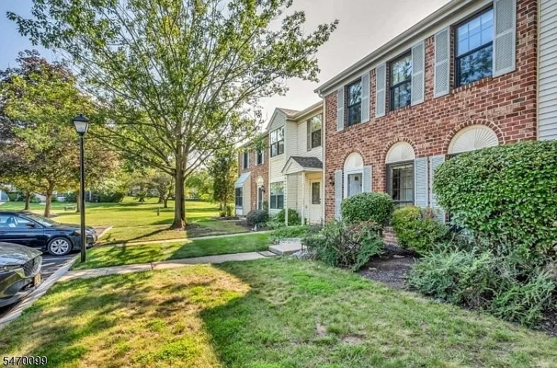 3 bed, 2.5 bath, 1584 sqft, $2,900 — Photo 2