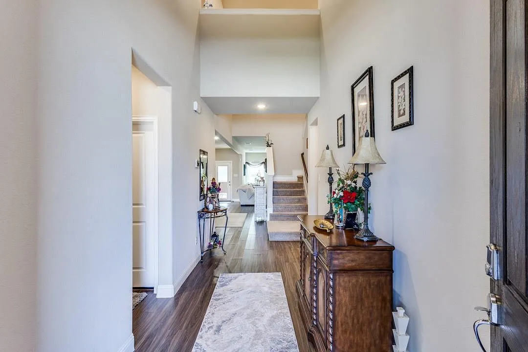 4 bed, 2293 sqft, $2,800 — Photo 2