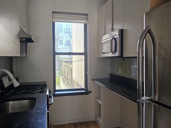 2nd image of 192 Huron St APT A2