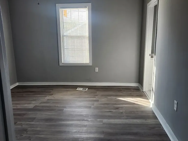 1131 Hawk St — Photo 11